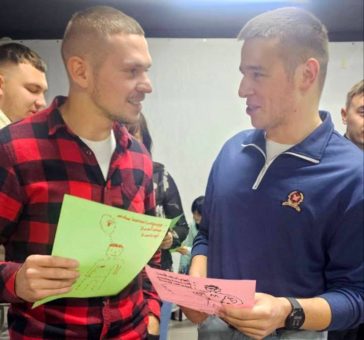 Фахівець відділу у справах молоді під час тренінгу